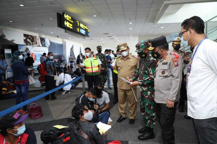 Kepala Kepolisian Daerah Sumatera Utara (Kapolda Sumut) Inspektur Jenderal Polisi (Irjen Pol) RZ Panca Putra Simanjuntak bersama Panglima Daerah Militer (Pangdam) I/Bukit Barisan Mayor Jenderal (Mayjend) TNI Hasanuddin, melakukan inspeksi mendadak (sidak) ke Bandara Kualanamu untuk memastikan tidak ada warga negara India yang masuk ke Sumatera Utara melalui jalur udara, .