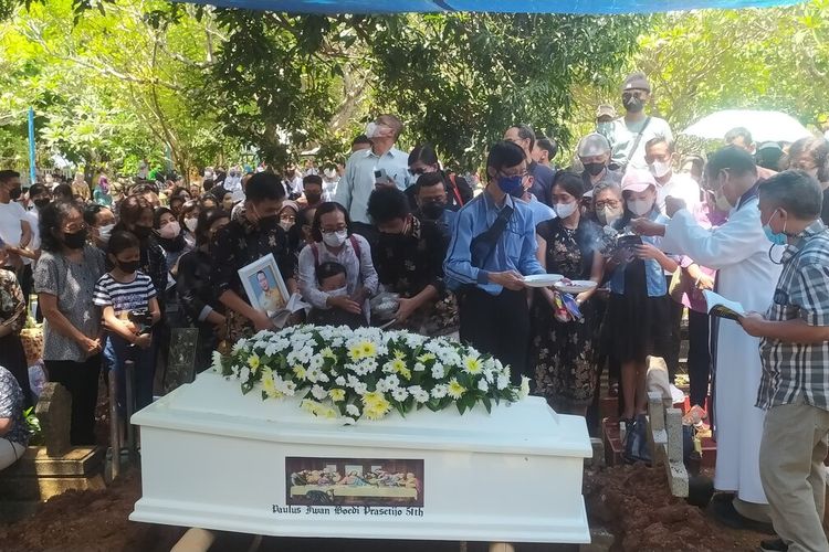 Pemakaman Iwan Boedi Prasetijo saksi korupsi yang dibunuh di Kota Semarang. Kamis (22/9/2022)