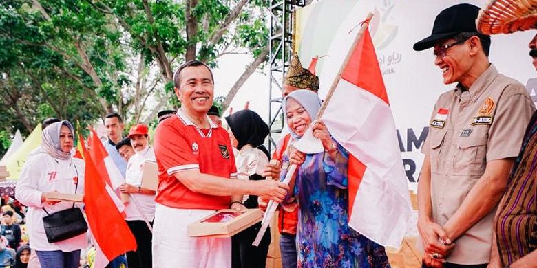 Gubernur Riau Syamsuar melakukan serimonial pembagian bendera merah putih kepada paguyuban - paguyuban yang ada di Riau, Minggu (7/8/2022).
