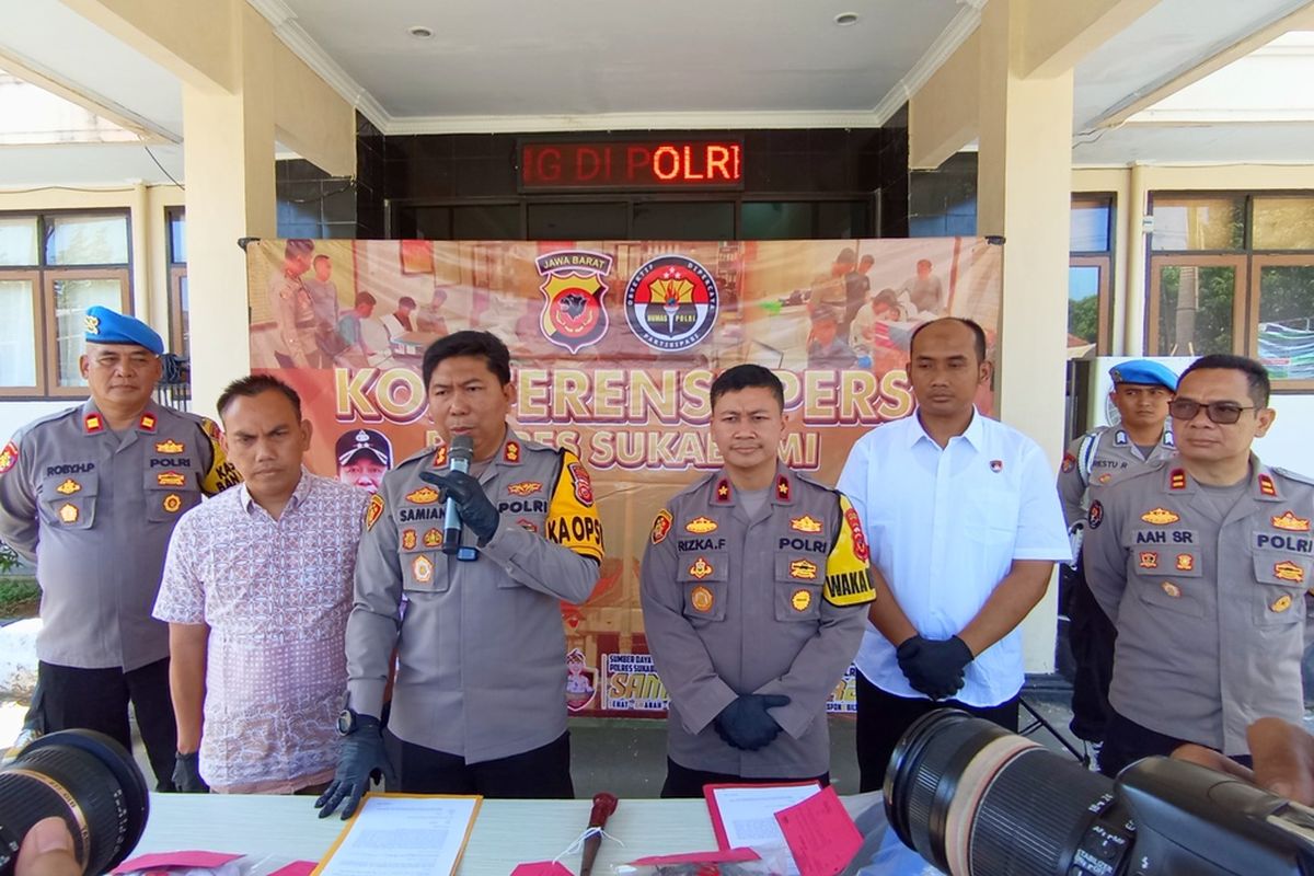 Kepala Polres Sukabumi AKBP Samian (ketiga dari kiri) menjelaskan perkara tindakan kekerasan pelajar saat konferensi pers di Palabuhanratu, Sukabumi, Jawa Barat, Jumat (30/8/2024)