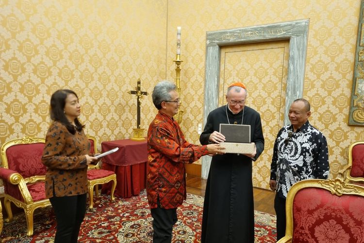 Negara Vatikan Kardinal Pietro Parolin menyambut delegasi resmi Paguyuban Wartawan Katolik Indonesia (PWKI) di kantor Istana Kepausan, Vatikan, Selasa (15/11/2022)