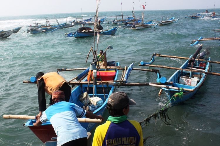 Aktivitas nelayan di dermaga Jayanti, Kecamatan Cidaun, Kabupaten Cianjur, Jawa Barat. Sepanjang tahun ini hasil tangkapan ikan laut di perairan selatan Cianjur merosot drastis dibandingkan tahun sebelumnya.