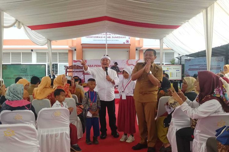 Sekda Jabar Herman Suryatman saat berinteraksi dengan siswa di Sekolah Rayat di Sumedang, Selasa (5/8/2025) siang. KOMPAS.com/AAM AMINULLAH