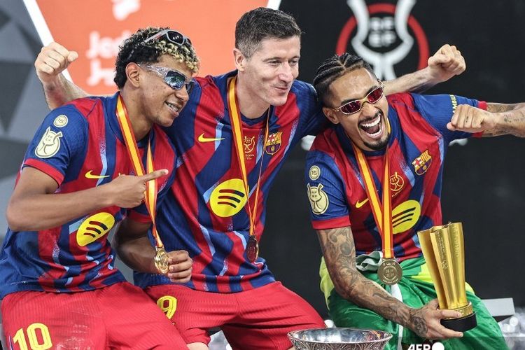 Para pemain Barcelona, Lamine Yamal, Robert Lewandowski, dan Raphinha merayakan keberhasilan menjadi juara Piala Super Spanyol. Hasil Barcelona vs Real Madrid pada Minggu malam waktu setempat atau Senin (12/1/2026) dini hari ini berakhir dengan skor tipis 3-2.