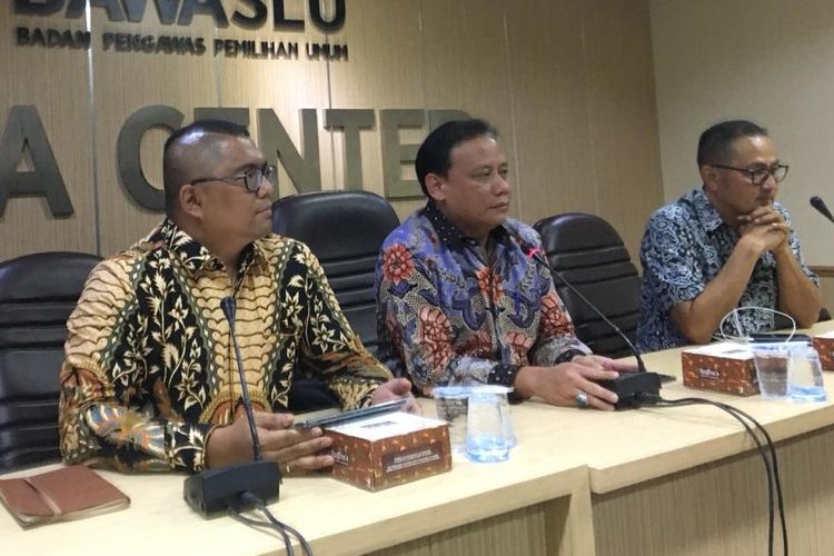 Konferensi Pers Bawaslu dan Kominfo soal Pencabutan Akreditasi jurdil2019.org, di kantor Bawaslu, Jakarta Pusat, Selasa (23/4/2019).