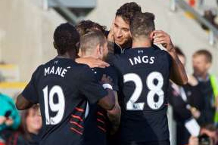 Para pemain Liverpool merayakan keberhasilan mereka menjebol gawang Fleetwood Town, di Stadion Highbury, Rabu (13/7/2016) waktu setempat.