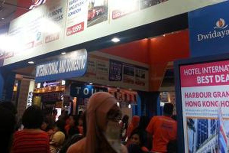 Booth Dwidaya Tour dipenuhi pengunjung pada acara Garuda Indonesia Travel Fair 2015 di JCC Senayan, Jumat (3/4/2015). GATF 2015 berlangsung hingga Minggu (5/4/2015).