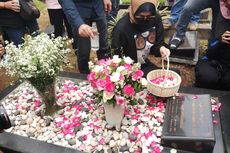 Momen Angelina Sondakh Kembali Ziarah ke Makam Adjie Massaid 