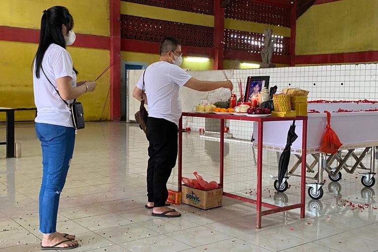 Keluarga mendoakan anggota keluarganya yang sudah meninggal dunia, pada Rabu (30/11/2022) di Krematorium Cilincing, Jakarta Utara. Prosesi ini umumnya dilakukan sebelum anggota keluarga yang meninggal tersebut dikremasi. 