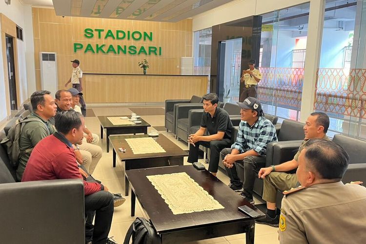 Motovlogger Bemskuy (kaus berkerah hitam) dan rekannya (bertopi) meminta maaf atas video rekayasa yang mereka buat terkait tindakan asusila di Stadion Pakansari, Kabupaten Bogor, Jawa Barat. Permintaan maaf itu disampaikan keduanya saat pertemuan dengan jajaran Pemkab Bogor di ruang VVIP, Stadion Pakansari, Cibinong, Kabupaten Bogor, Selasa (22/7/2025).