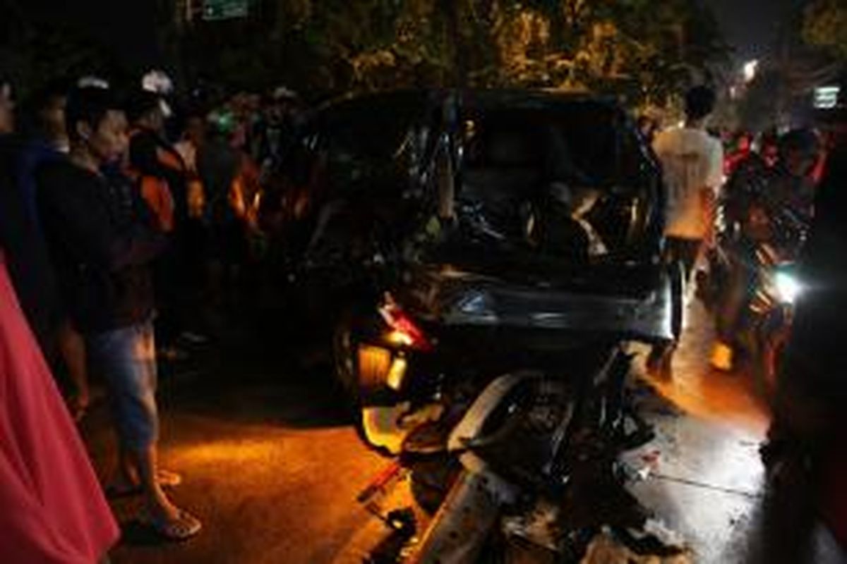 Warga berkerumun di lokasi kecelakaan lalu lintas di Jalan Sultan Iskandar Muda, Arteri Pondok Indah, Jakarta Selatan, Selasa (20/1) malam. Kecelakaan empat mobil dan empat sepeda motor terjadi sekitar pukul 20.00 mengakibatkan kemacetan panjang hingga Gandaria. KOMPAS / LUCKY PRANSISKA