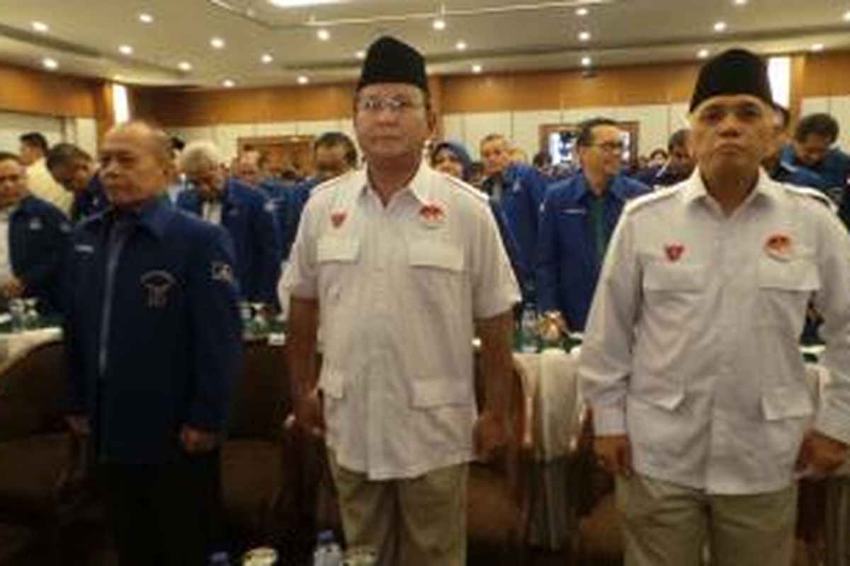 Calon presiden dan wakil presiden Prabowo Subianto (tengah) dan Hatta Rajasa (kanan) bertemu dengan kader dan  pengurus Partai Demokrat di Hotel Sahid Jaya, Minggu (1/6/2014).