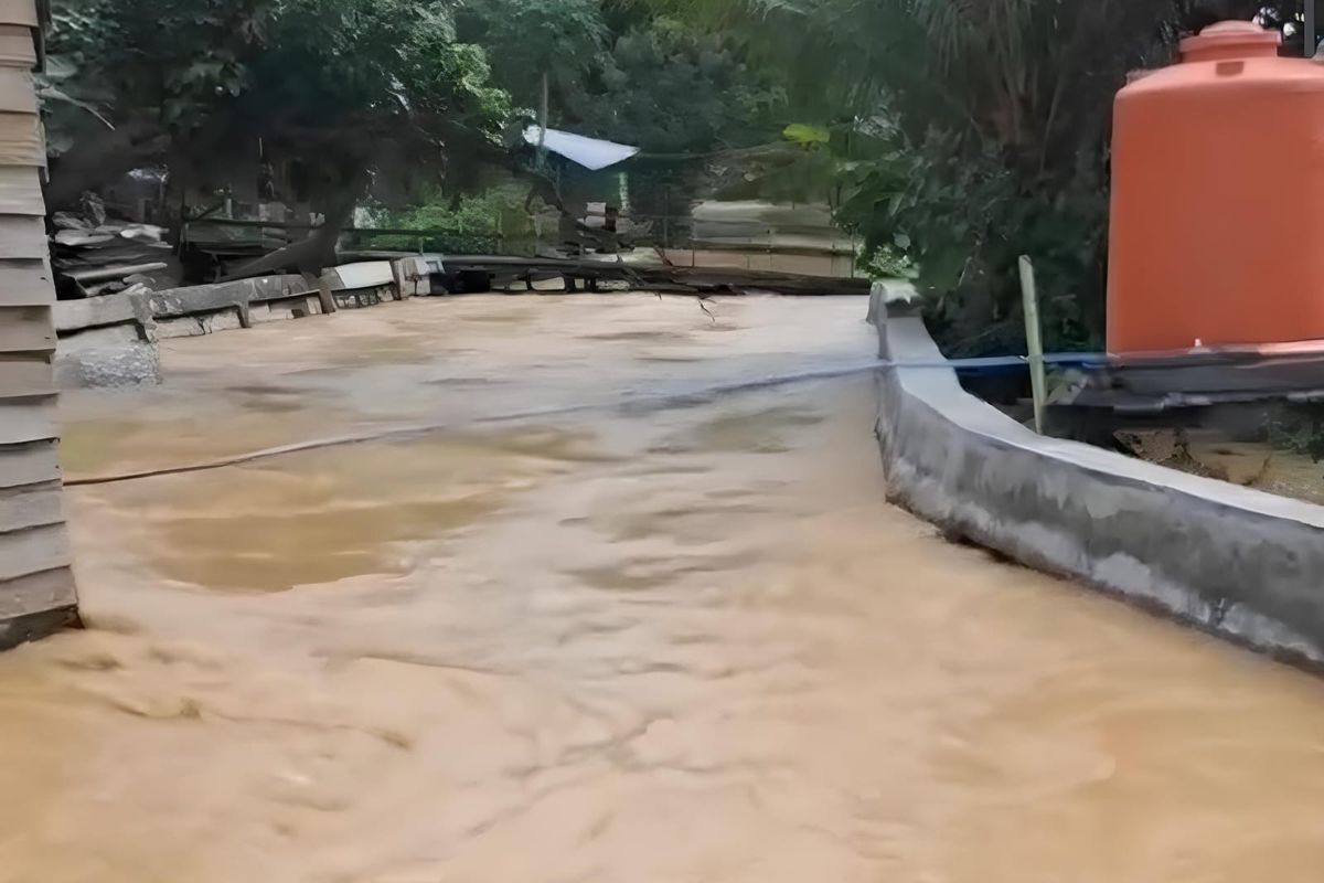 Banjir Bandang Terjang Bontang Selatan, Genangan Air Nyaris Tenggelamkan Mobil