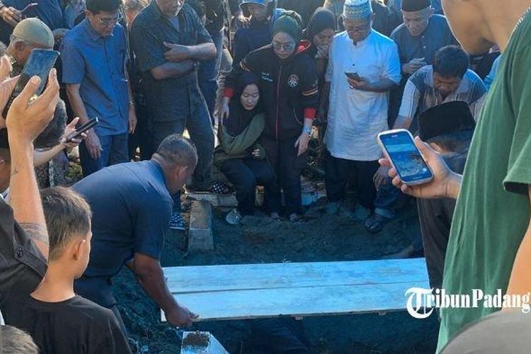 Prosesi pemakaman Zhafirah Zahrim Febrina, korban erupsi Gunung Marapi, Senin (18/12/2023), di Padang. Zhafirah Zahrim Febrina meninggal pada Minggu (17/12/2023) setelah menjalani perawatan selama 13 hari.