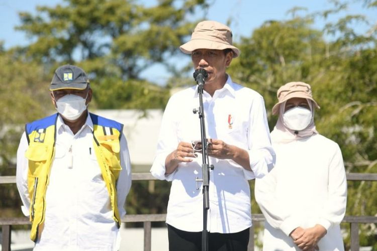 Presiden Joko Widodo saat memberikan keterangan pers di Taman Nasional Komodo di Pulau Rinca, NTT, Kamis (21/7/2022).