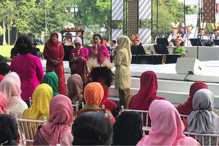 Ibu Negara Iriana dan Ibu Wakil Presiden Mufida Kalla saat menghadiri Hari Kartini di Istana Presiden Bogor, Sabtu (21/4/2018).