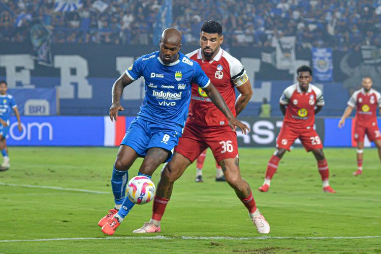Penyerang Persib Bandung Gervane Kastaneer menguasai bola dibayangi oleh bek Barito Putera Alves pada pertandingan pekan ke-32 Liga 1 2024-2025, Jumat (9/5/2025) di Stadion Gelora Bandung Lautan Api (GBLA). 