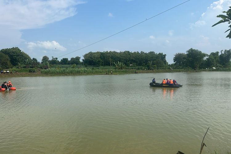 Tim gabungan saat melakukan pencarian korban tenggelam di Waduk Penguripan di Dusun Petiyin, Desa Takerharjo, Kecamatan Solokuro, Lamongan, Jawa Timur.