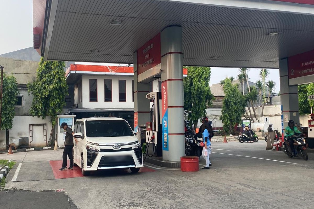 Sebuah mobil tengah mengisi BBM non-subsidi di SPBU Pertamina, Jalan Taman Margasatwa Raya, Jati Padang, Pasar Minggu, Jakarta Selatan, Jumat (12/7/2024).