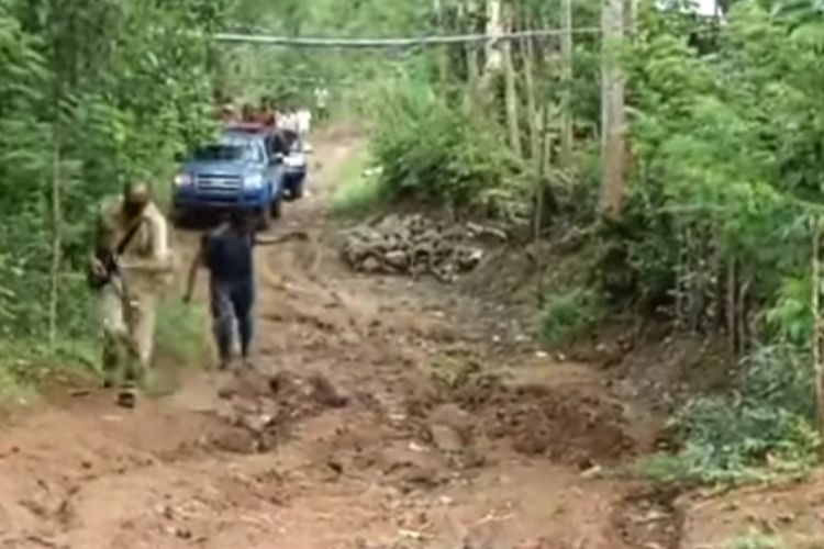 Foto : Bupati Sikka, Fransiskus Roberto Diogo, melewati jalan yang buruk menuju Dusun Warut, ???????????????? ????????????????????????????????????, ???????????????????????????????????? ????????????????????????????, Kabupaten Sikka, NTT, pada Kamis (3/2/2022).