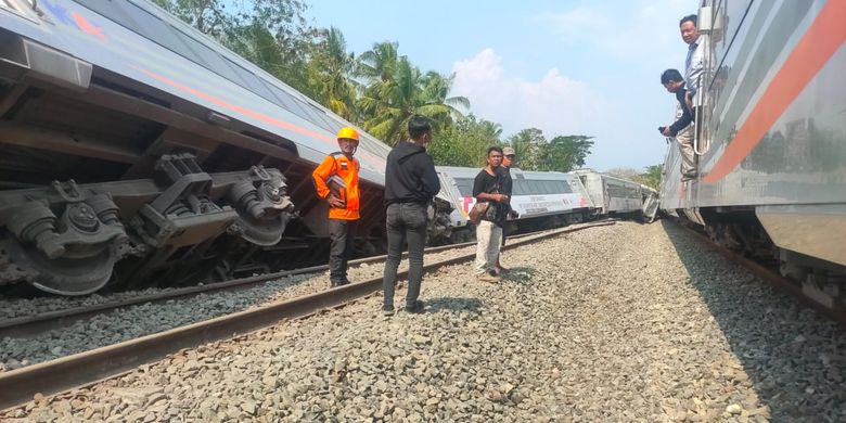 Suasana Kereta Argo Semeru yang anjlok dari relnya di Pedukuhan Kalimenur, Kalurahan Sukoreno, Kapanewon Sentolo, Kabupaten Kulon Progo Daerah Istimewa Yogyakarta, Selasa (17/10/2023).