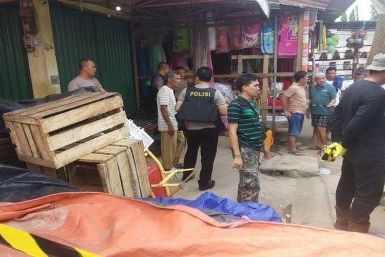 Anggota kepolisian dari Polsek Sungai Lilin saat mendatangi lokasi kejadian dan memasang polisi line