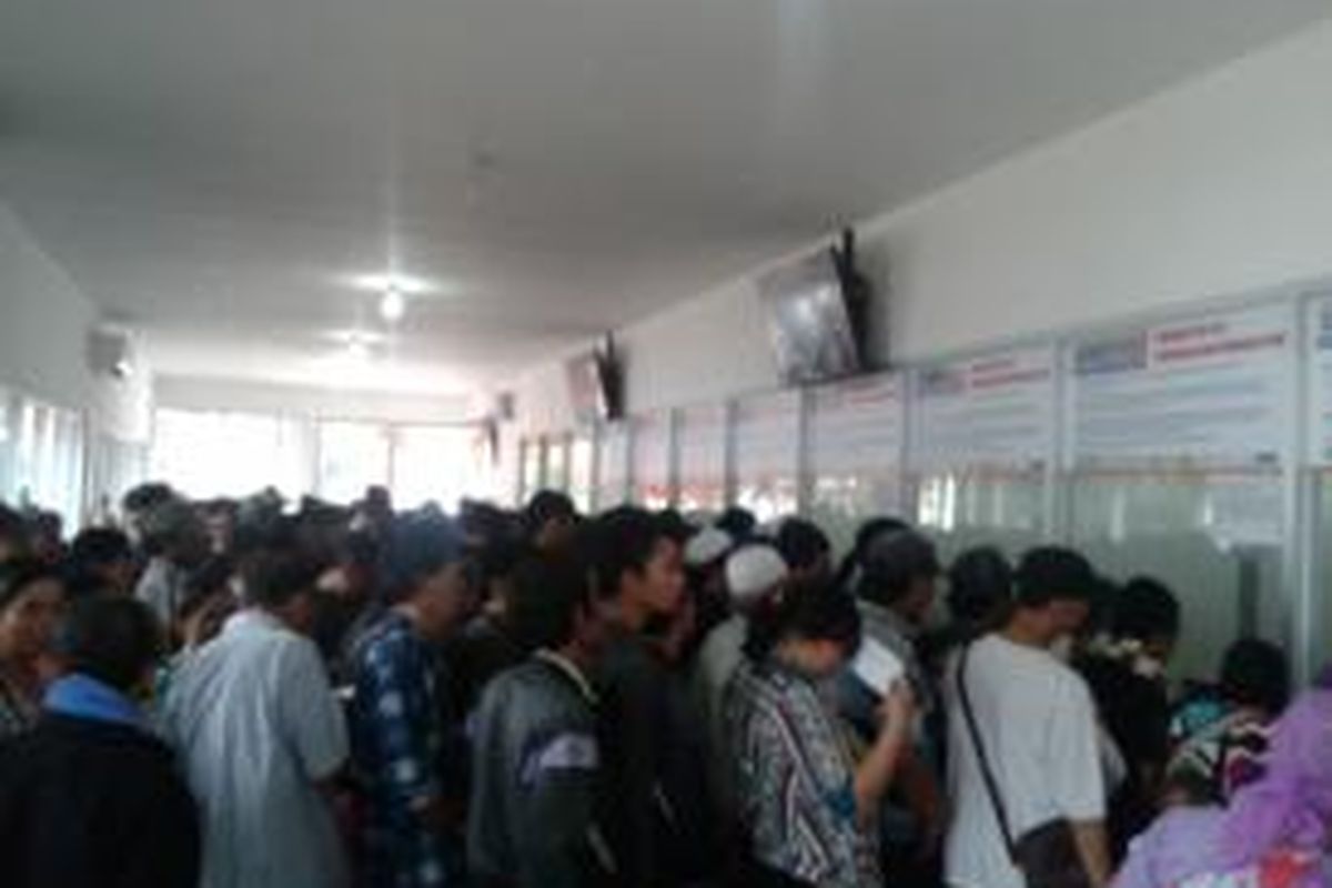 Kepadatan penumpang di loket penjualan tiket di Stasiun Senen, Jakarta Pusat, Selasa (6/8/2013)