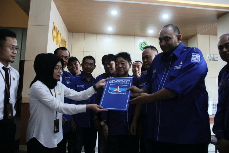 Pengurus Partai Demokrat Jatim datangi PTUN minta MA tolak PK kubu Moeldoko, Senin (3/4/2023).