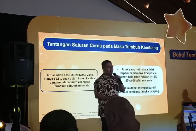 Medical & Scientific Affairs Director Danone Indonesia Dr. dr. Ray Wagiu Basrowi, MKK, FRSPH dalam konferensi pers peluncuran Bebelac NutriGreat+ di Jakarta Pusat, Selasa (11/11/2025).