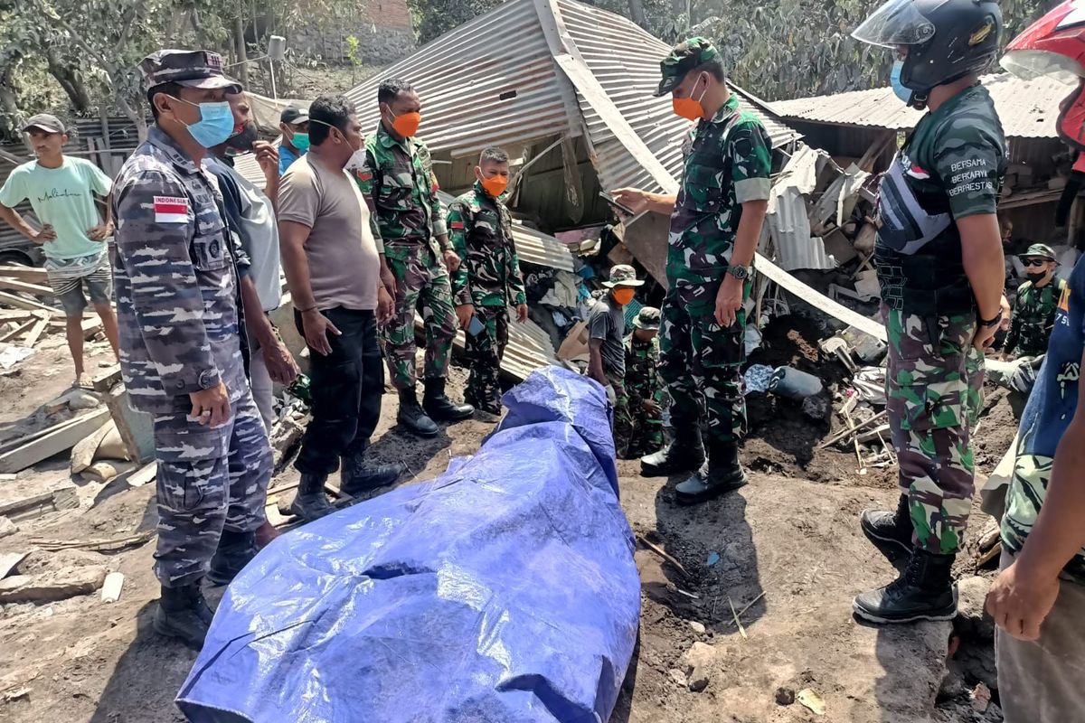 TNI AL Evakuasi Korban Letusan Gunung Lewotobi Laki-laki di NTT