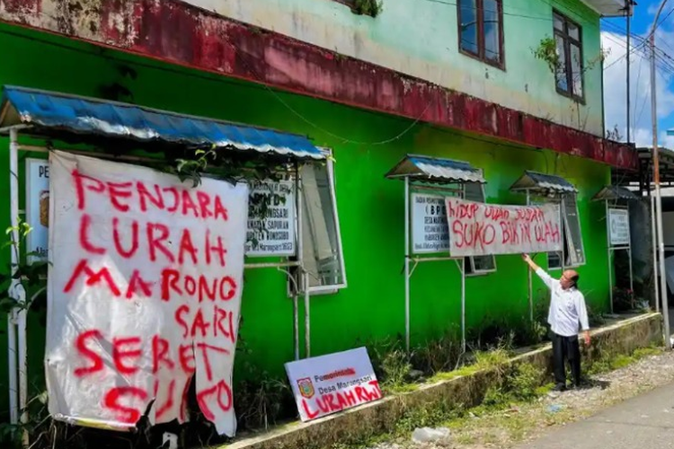 Warga Marongsari Wonosobo Demo Kades: Sering Bolos, Ambulans Dibawa ke Luar Kota