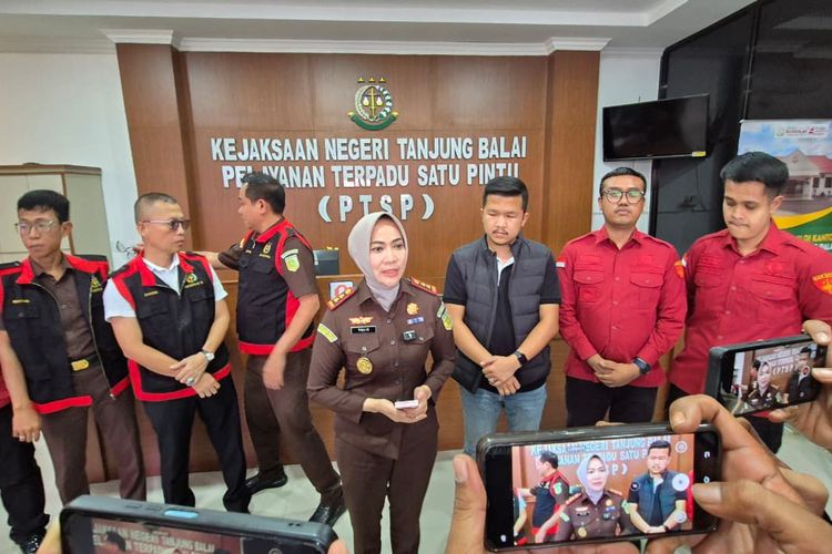 Kejari Tanjung Balai saat memberikan keterangan pers berkaitan penggeledahan kantor Komisi Pemilihan Umum (KPU), Kota Tanjung Balai, Sumatera Utara, Rabu (27/8/2025).