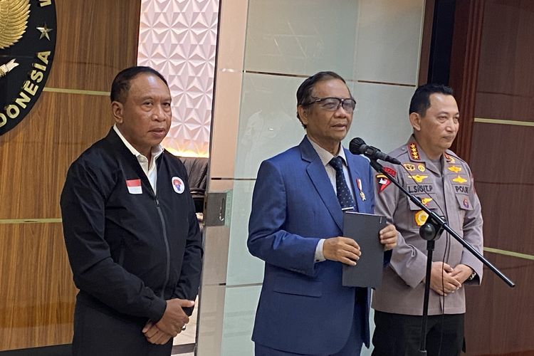 Menteri Koordinator Bidang Politik, Hukum, dan Keamanan (Menko Polhukam) Mahfud MD  bersama Menteri Pemuda dan Olahraga (Menpora) Zainuddin Amali dan Kapolri Jenderal Listyo Sigit Prabowo di Kantor Kemenko Polhukam, Jakarta, Senin (5/12/2022).