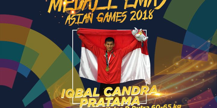 Pesilat Indonesia peraih medali emas Iqbal Chandra Pratama berpose usai upacara penyerahan medali Kelas D Putra 60-65 kg Asian Games 2018 di Padepokan Pencak Silat Taman Mini Indonesia Indah (TMII), Jakarta, Senin (27/8/2018).