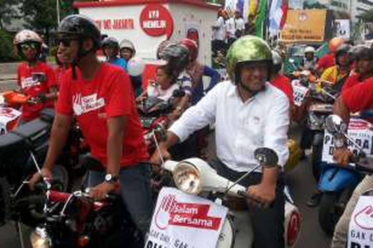 Calon gubernur DKI Jakarta nomor urut tiga, Anies Baswedan saat mengendari vespa bersama para pendukungnya dalam konvoi usai deklarasi kampanye damai Pilkada DKI 2017, Sabtu (29/10/2016).