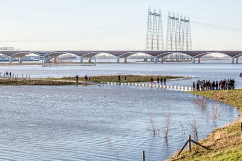 Meski Dihadang Banjir, Jembatan di Belanda Masih Bisa Dilewati
