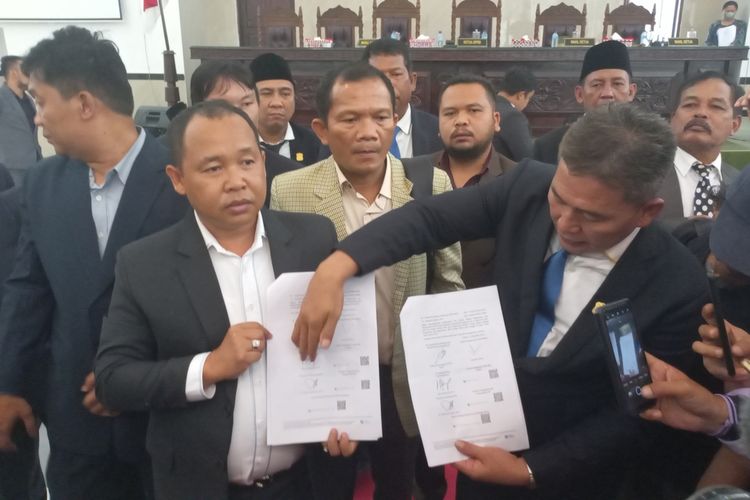 Foto: Ketua DPRD Siantar Timbul Lingga (kiri memegang surat) dan Wakil Ketua Mangatas Silalahi (kanan) memberikan keterangan kepada awak wartawan usai paripurna DPRD, Senin 20 Maret 2023.