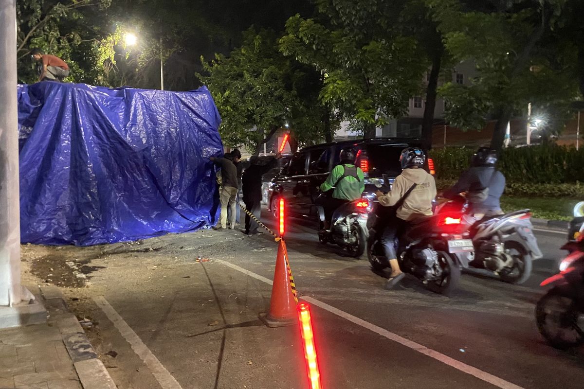 Truk proyek masih terbaring di pinggir Jalan Abdullah Syafii Tebet, Jakarta Selatan pada Jumat (13/3/2026) malam.