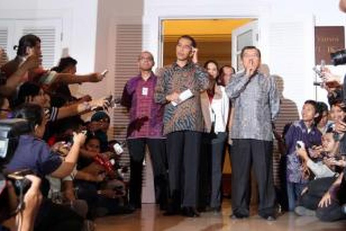 Presiden dan Wakil Presiden terpilih Joko Widodo dan Jusuf Kalla memberikan keterangan pada wartawan terkait porsi kabinetnya, di Rumah Transisi Jokowi-JK, Jakarta, Senin (15/9/2014). Rencananya Kabinet Jokowi-JK akan diperkuat 34 kementerian yang terdiri dari 18 orang profesional dan 16 orang dari partai politik.