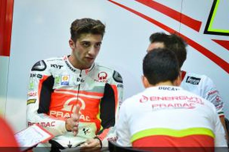 Pebalap Pramac Racing asal Italia, Andrea Iannone (tengah), berdiskusi dengan kru tim pada GP Qatar di Sirkuit Losail, Minggu (23/3/204).