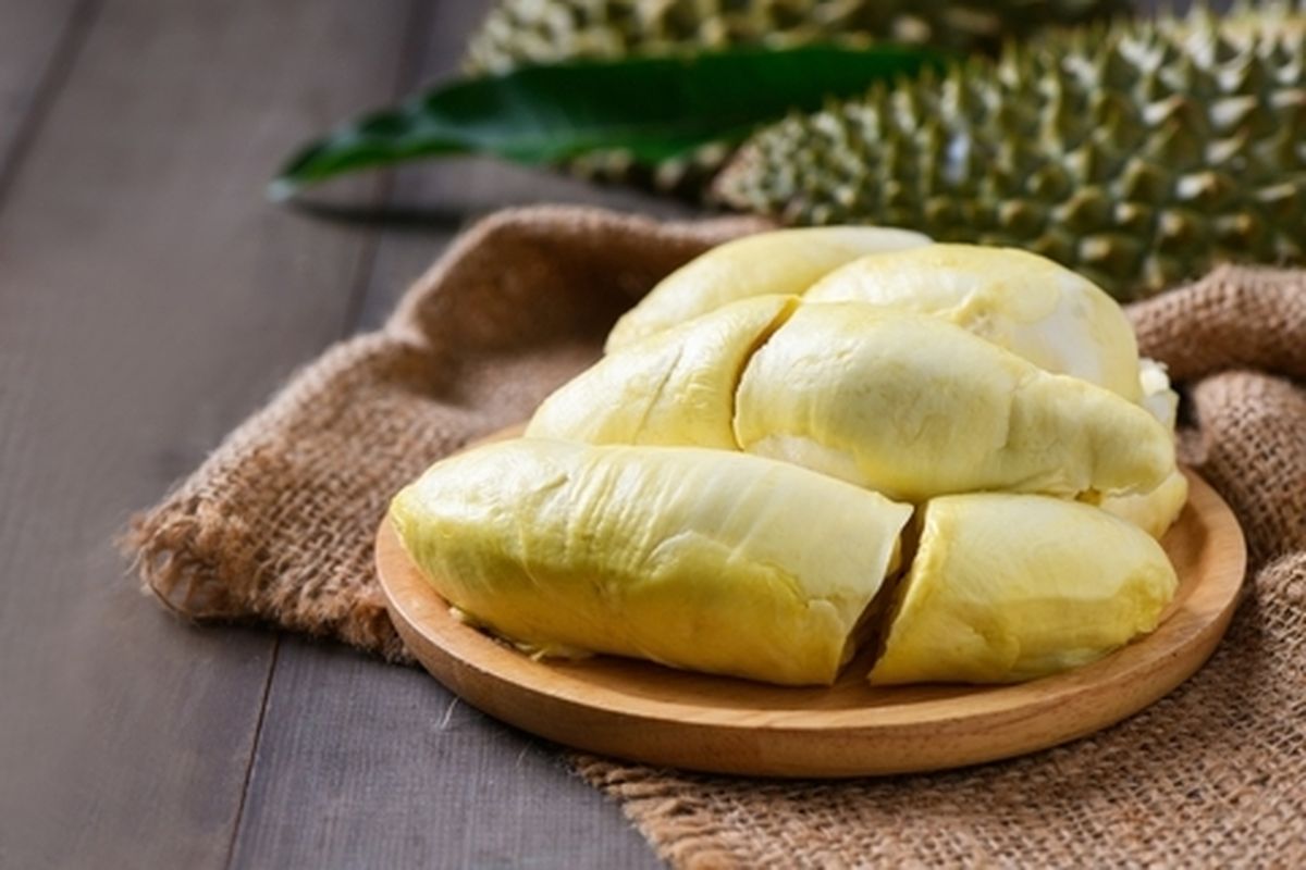 Durian adalah raja buah yang pada nutrisi. Kandungan buah durian meliputi serat, vitamin C, vitamin B, mangan, kalium, dan antioksidan.