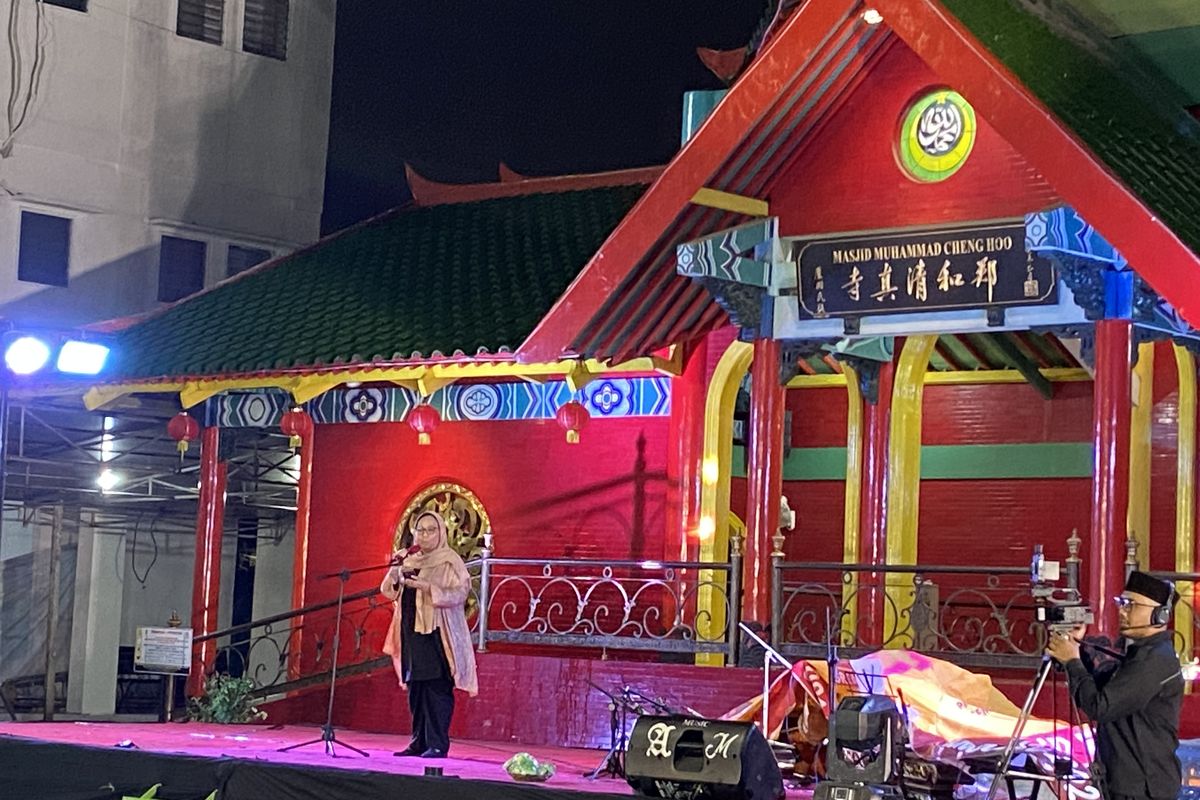 Alissa Wahid saat mengenang perjuangan Gus Dur saat Haul ke-15 di Masjid Muhammad Cheng Hoo Surabaya, Minggu (19/1/2025).