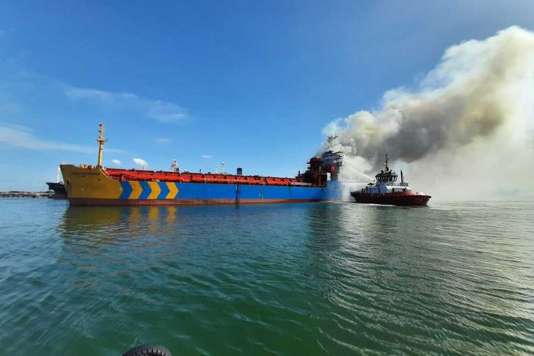 Kapal kargo Soemantri Brojonegoro terbakar di perairan Cilacap, Jawa Tengah, Rabu (1/12/2021).