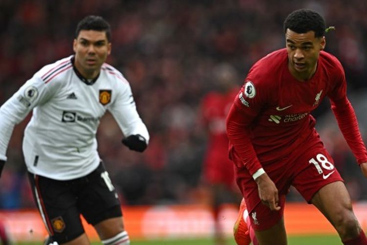 Penyerang Liverpool Cody Gakpo (kanan) berusaha menjauh dari kejaran gelandang Manchester United Casemiro (kiri) dalam laga lanjutan Liga Inggris musim 2022-2023. Laga Liverpool vs Man United berlangsung di Stadion Anfield pada Minggu (5/3/2023) malam WIB.