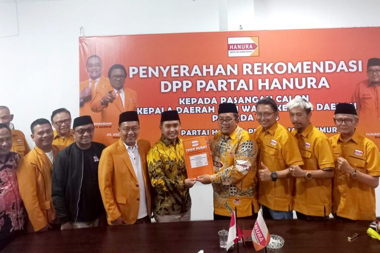 Adi Wibowo bersama Pengurus DPC Hanura Kota Pasuruan menerima rekomendasi sebagai dukungan untuk maju di Pilkada Kota Pasuruan, Jum'at (23/8/2024).