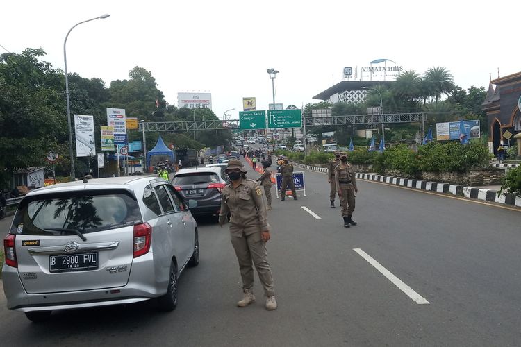 Sistem satu arah atau one way ke Jakarta diterapkan di Puncak Bogor, Jawa Barat, Minggu (10/10/2021).