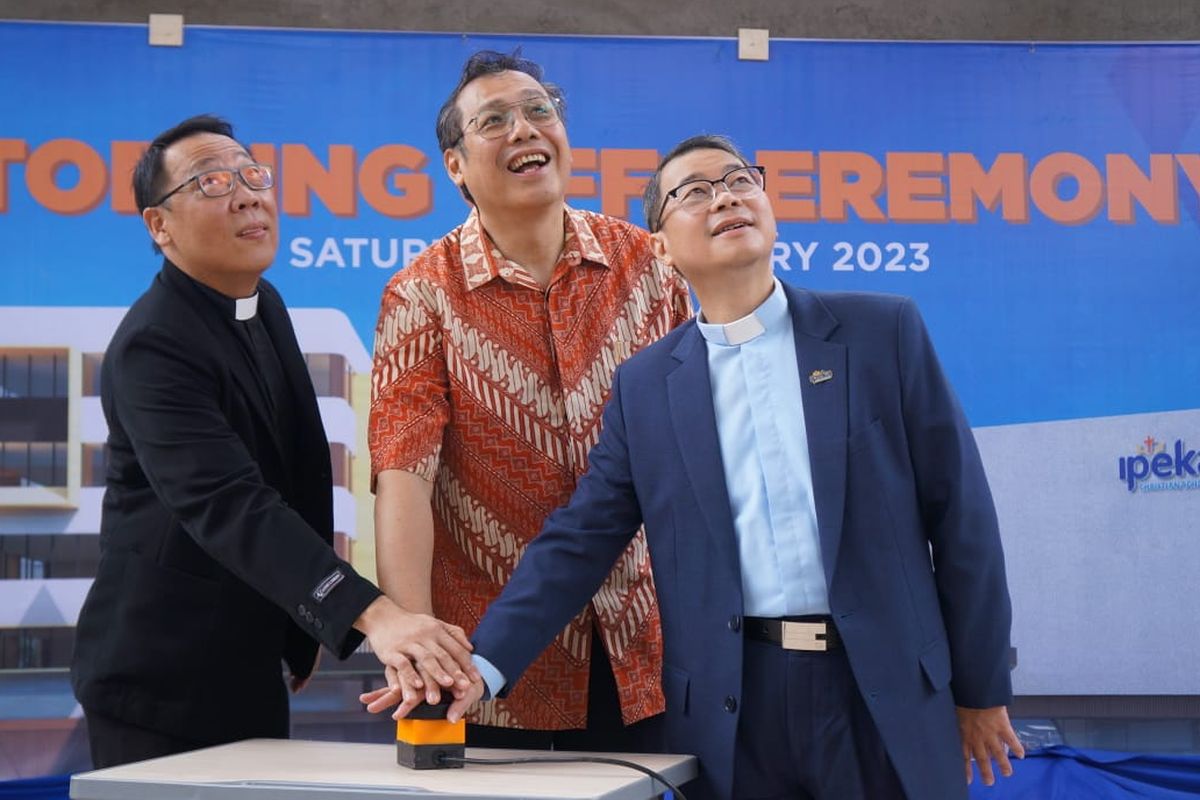 Topping off atau penutupan atap gedung Sekolah Kristen Ipeka Center Point of Indonesia (CPI) pada Sabtu, 25 Februari 2023 berlokasi di CitraLand City Losari Makassar.