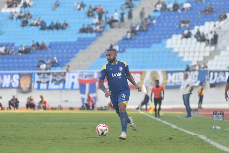 Dalberto Luan Belo beraksi dalam laga pekan keenam Super League 2025-2026 antara Arema FC vs Persib Bandung di Stadion Kanjuruhan, Kepanjen, Kabupaten Malang, Senin (22/9/2025).