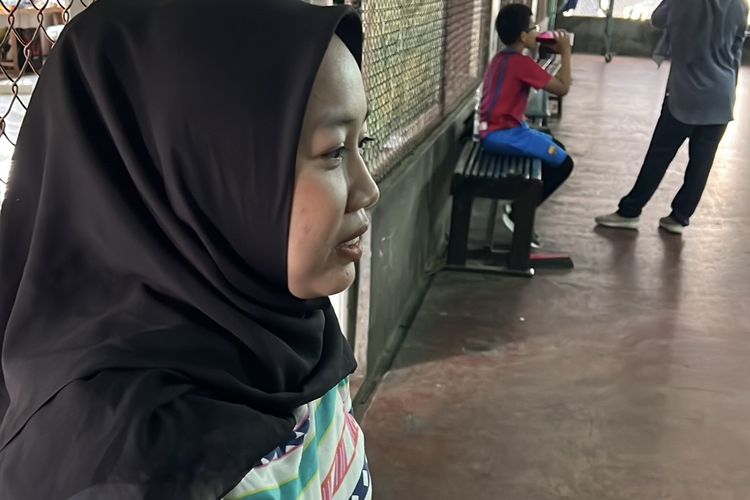 Salah seorang warga Banten bernama Nadia (26) harus mengeluarkan uang jutaan rupiah untuk bagi-bagi THR saat lebaran, Rabu (17/4/2024).
