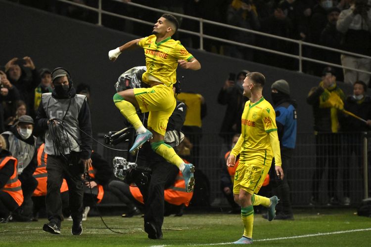 Gelandang Nantes, Ludovic Blas (kiri), melakukan selebrasi setelah mencetak gol melalui titik penalti melawan Paris-Saint Germain (PSG) di Stade de la Beaujoire?Louis Fonteneau, 19 Februari 2022. Nantes menang 3-1.
